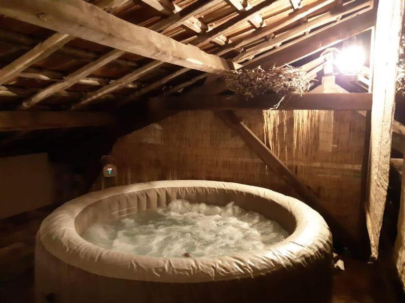 Gite, Jacuzzi & Vin Au Grenier De Madiran Esterno foto